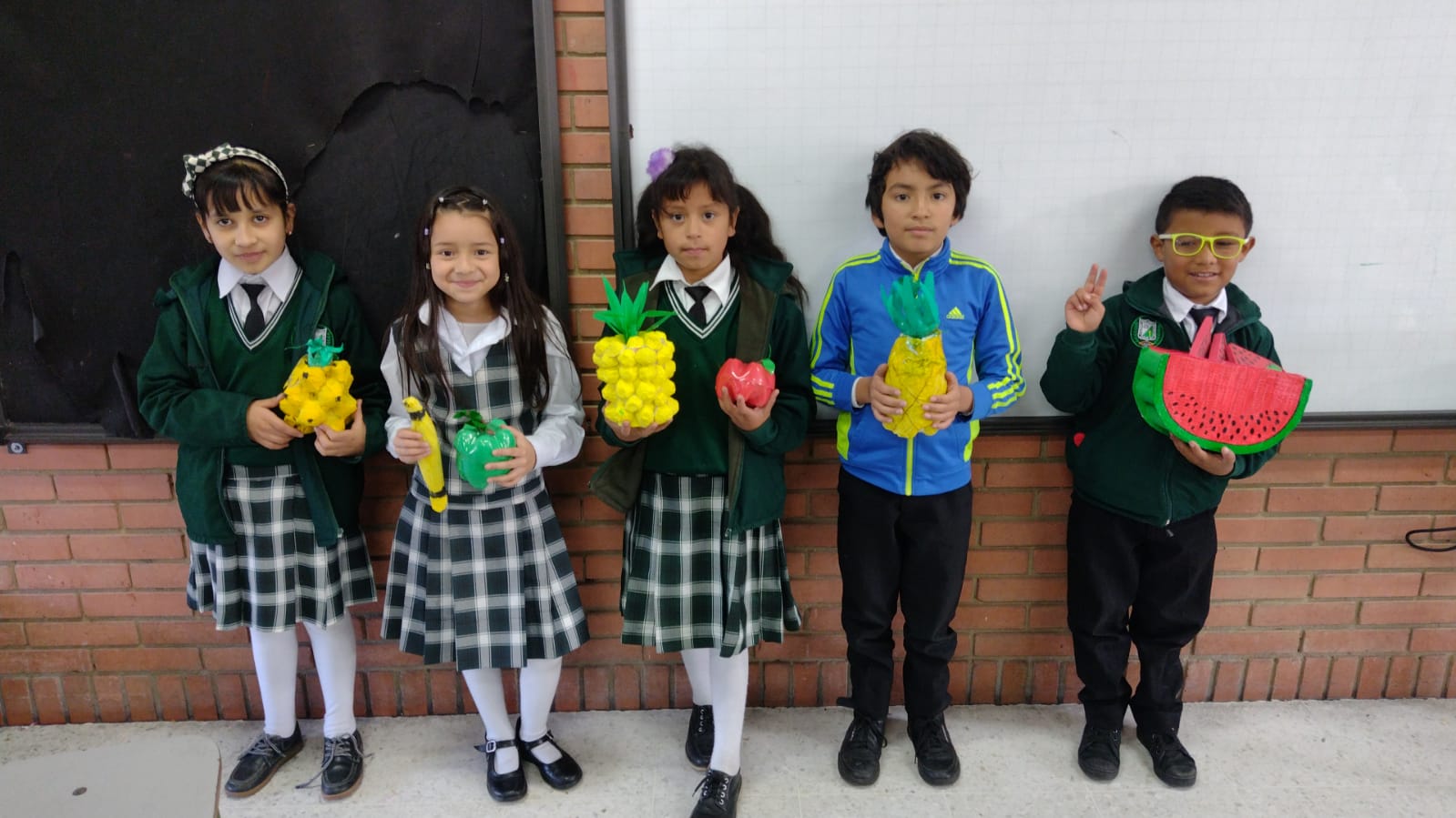 Niños con frutas
