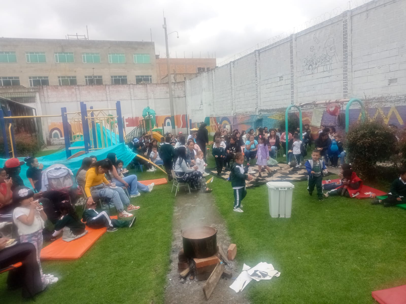 En torno a la familia: padres, cuidadores y niños.