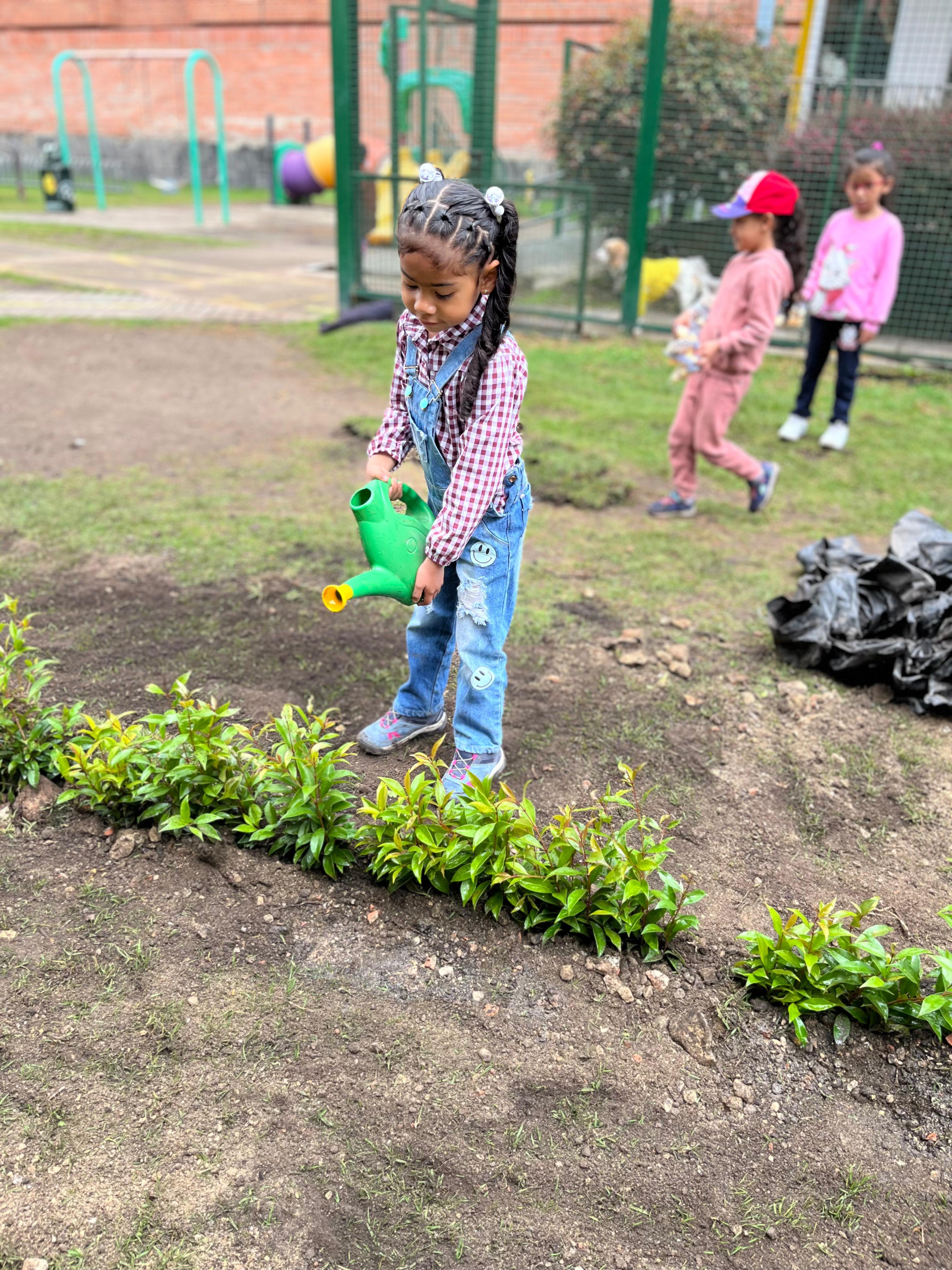 👨‍🌾👩‍🌾👩‍🌾¡Felicidades a los papás y a los niños que asistieron a sembrar la cerca viva en nuestro colegio! Su participación y entusiasmo hicieron de este día un verdadero éxito. 🎉🎉🎉