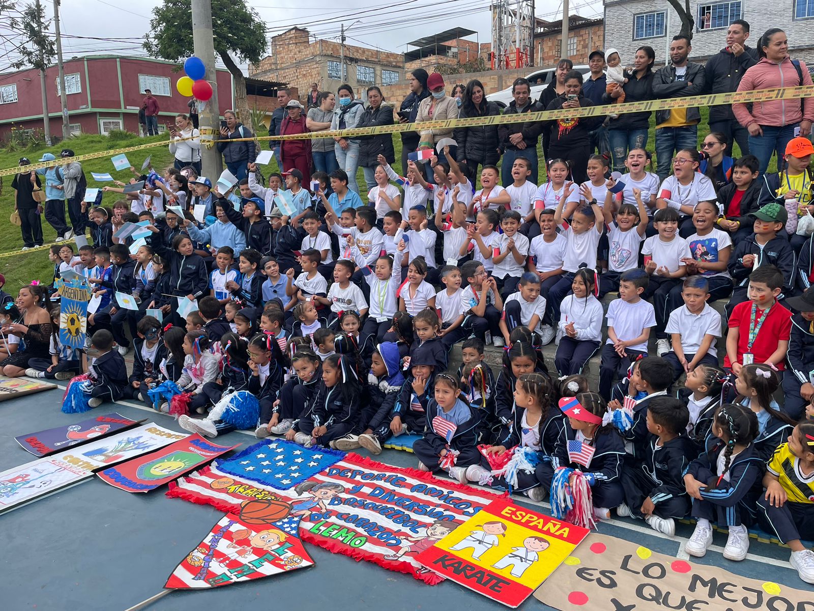 Niños de primaria con banderas de países