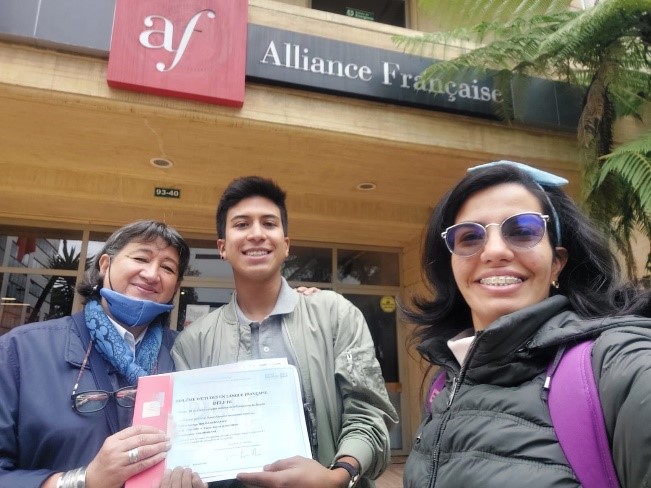 Recibiendo Certificado de B1 en la alianza francesa de Bogotá, sede Chico, de izquierda a derecha: Adriana Conde, Santiago Molina y Natalia Garay