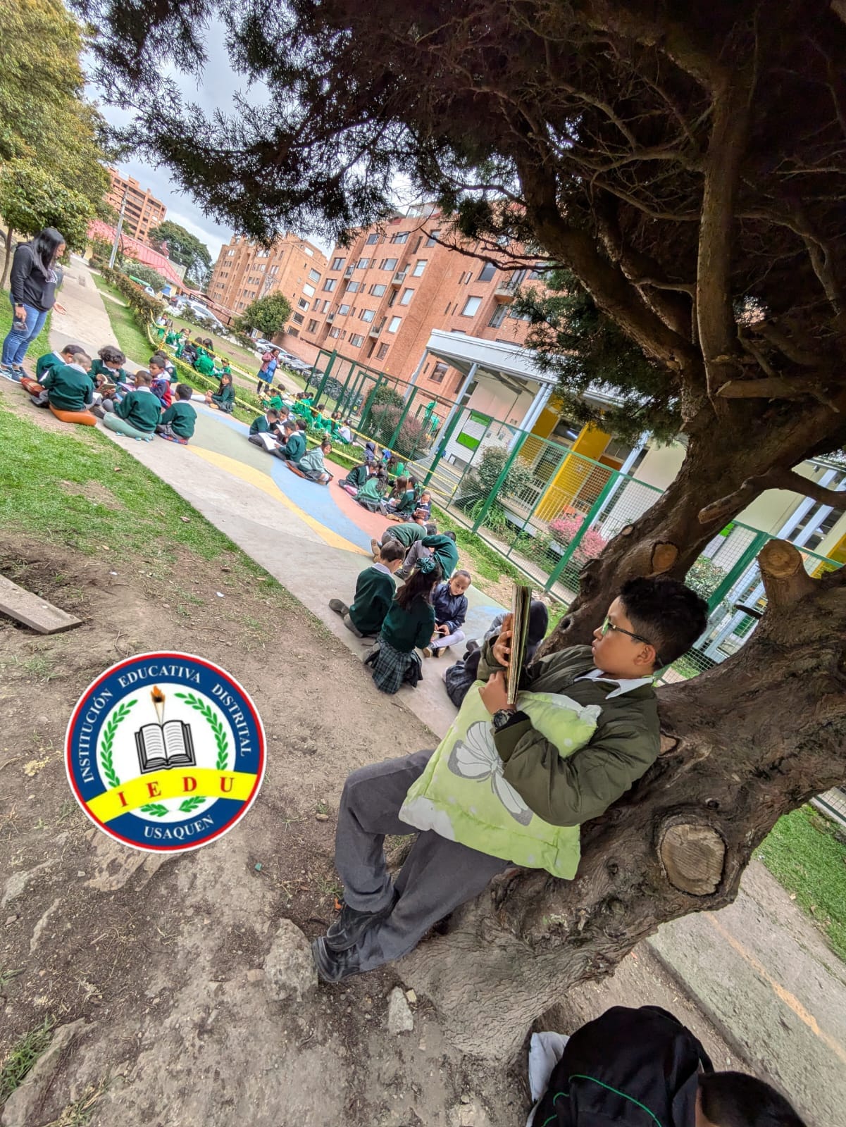 ¡Atención, amantes de los libros! Ayer vivimos una experiencia única en nuestro trueque literario. ¡El colegio se convirtió en una biblioteca gigante! Mira nuestras mejores postales  👉🏼👉🏼👉🏼👉🏼