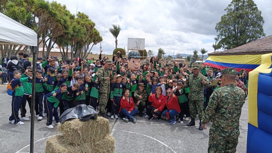"Reconocimiento a la Excelencia Académica en el Colegio Friedrich Naumann: Un Día de Aprendizaje, respeto y cuidado de la vida, en la Escuela de Caballería del Ejercito Nacional"