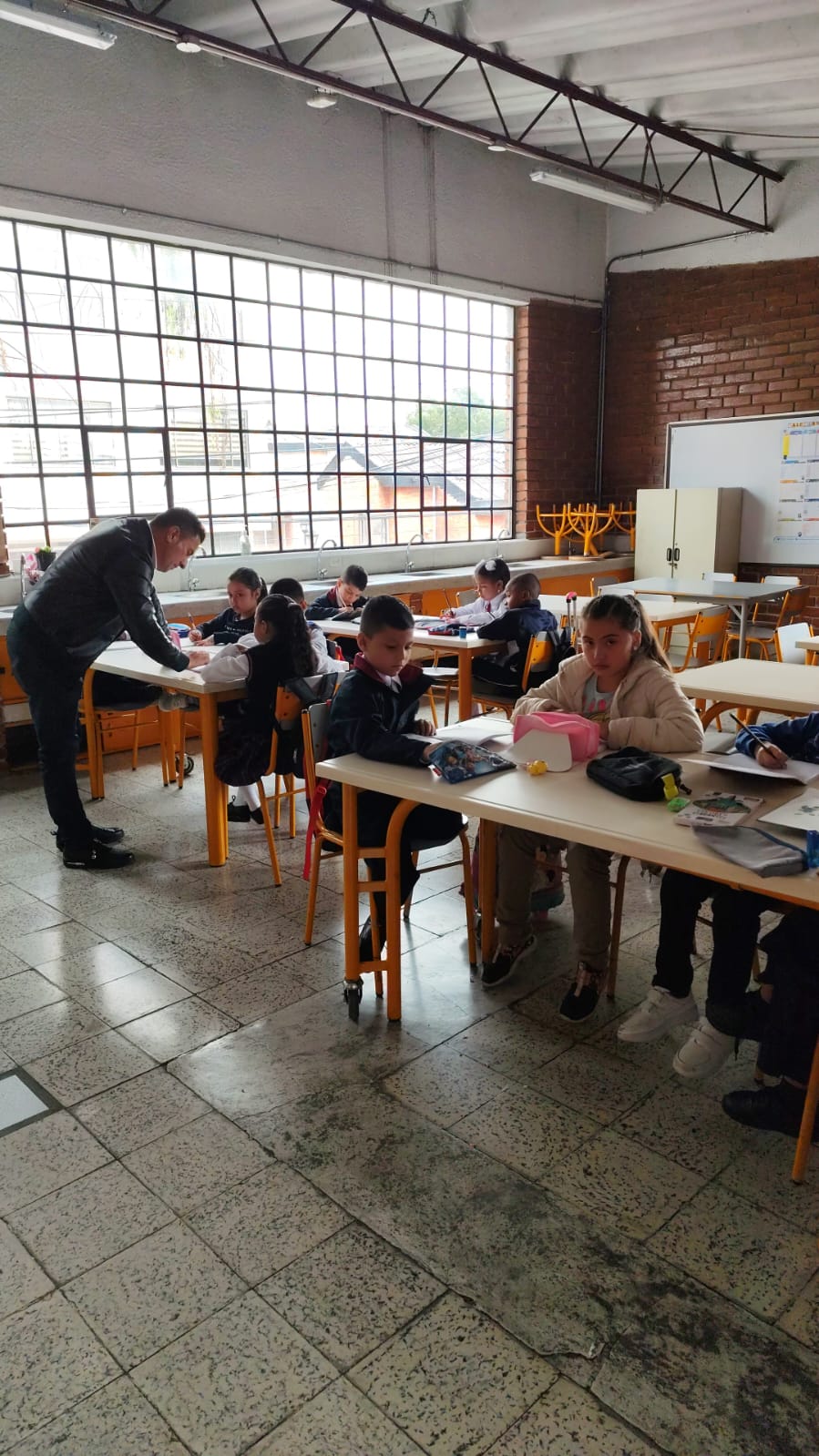 Con el propósito de que los estudiantes más pequeños aprendan francés, el colegio ha extendido la joranda escolar en los niños y niñas de primaria con el apoyo del docente Yamid Triana