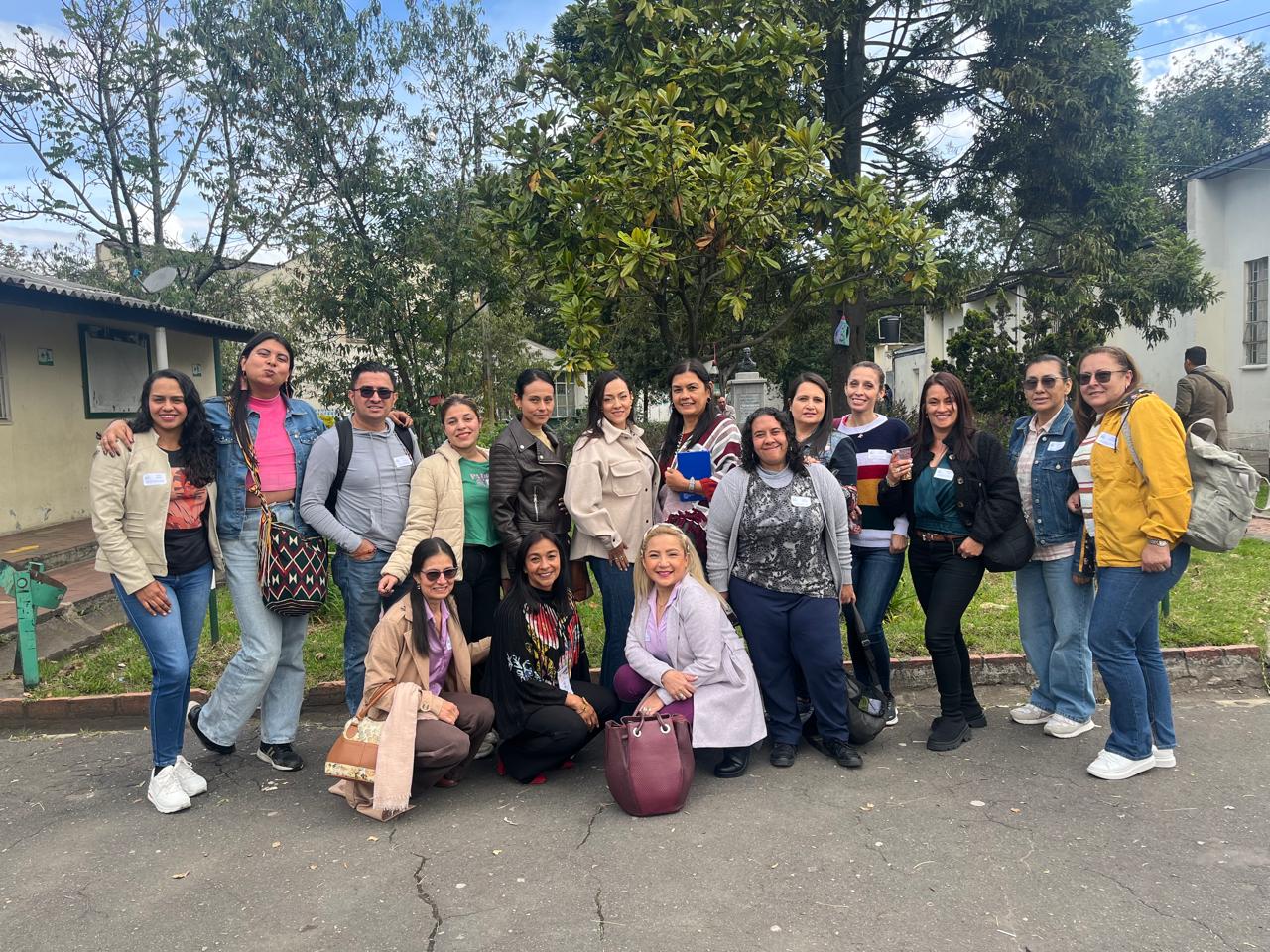 El Colegio ha dado pasos en ambientes plurilingues con el apoyo del equipo que hace parte de las lenguas extranjeras inglés y francés que se complementan con docentes de otras áreas que tienen nivel de Lengua extranjera. 