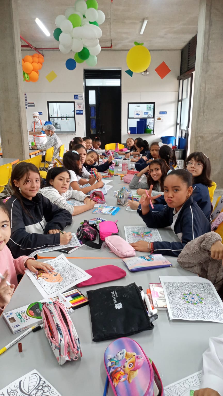 Nuestros estudiantes de 4° y 5° de la jornada tarde llegan al Colegio a las 10:00 a.m., mientras que los de jornada mañana salen a las 2:00, en el tiempo de jornada extendida realizan actividades deportivas y artísticas desarrolladas por docentes de nuestra institución.