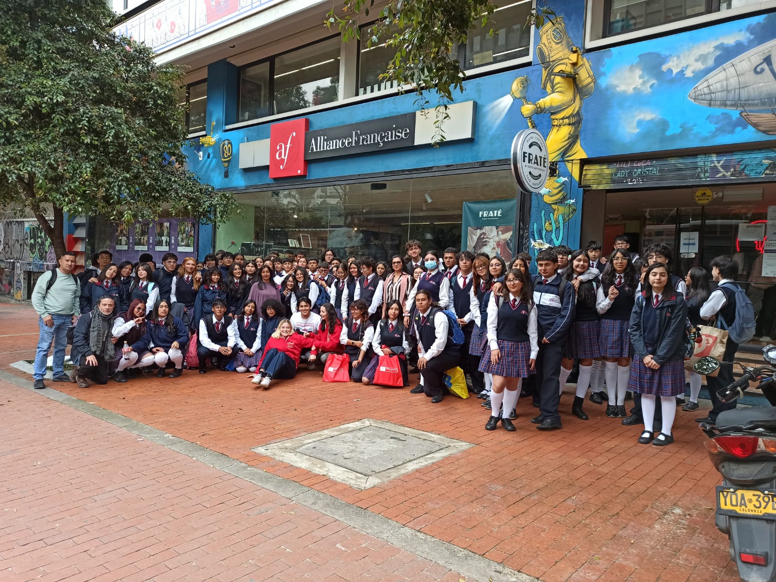Nuestro estudiantes de 902 y 904 de jornada mañana y 10° y 11° de jornada tarde nos acompñaranos a la Alianza Francesa  donde encontraron literatura, obras maestras, séptimo arte y mucho más!