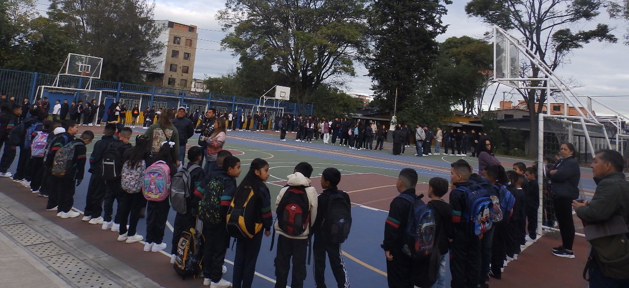 cancha de baloncesto del colegio con estudiantes alrededor