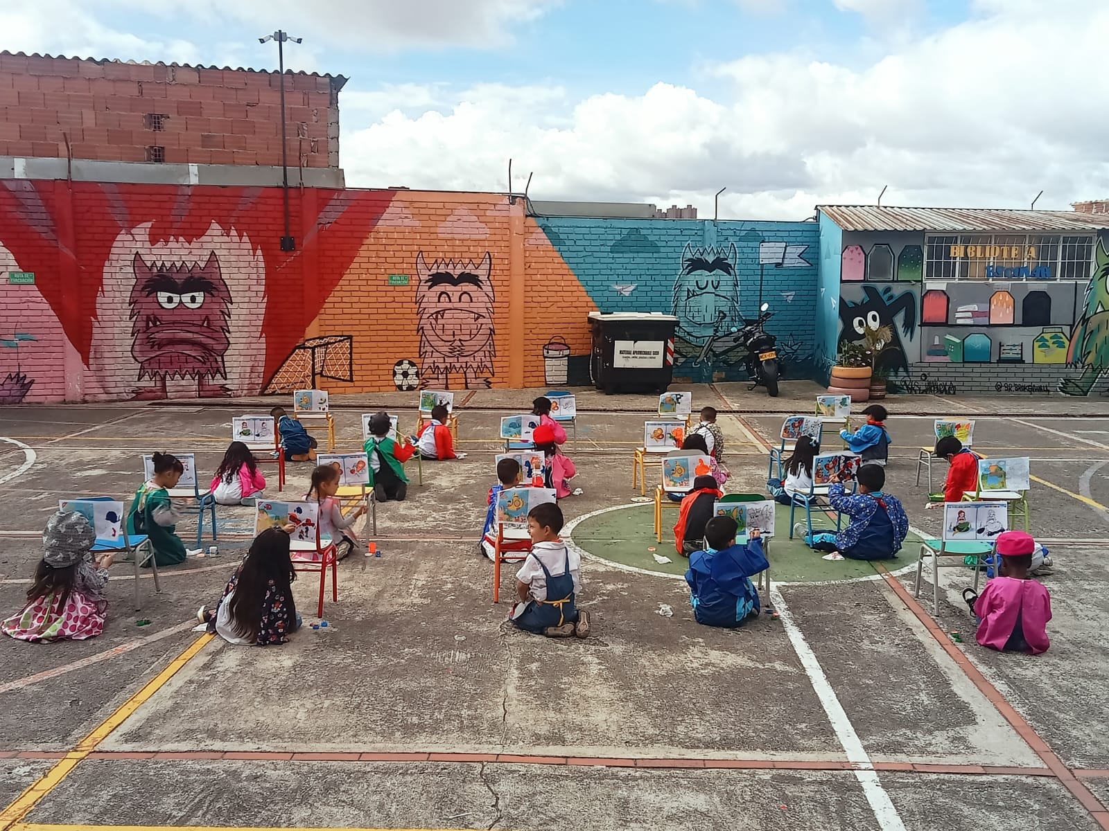 Estudiantes-artistas de ciclo inicial en creación