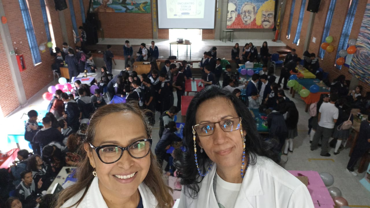 Fotografía del escenario y sus organizadores.