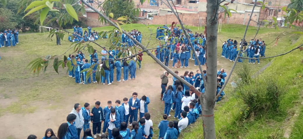 Estudiantes reconociendo el punto de encuentro