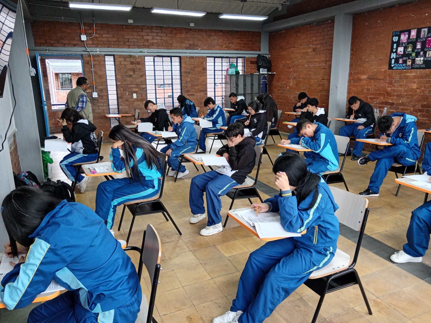 Estudiantes de décimo y once presentando simulacro