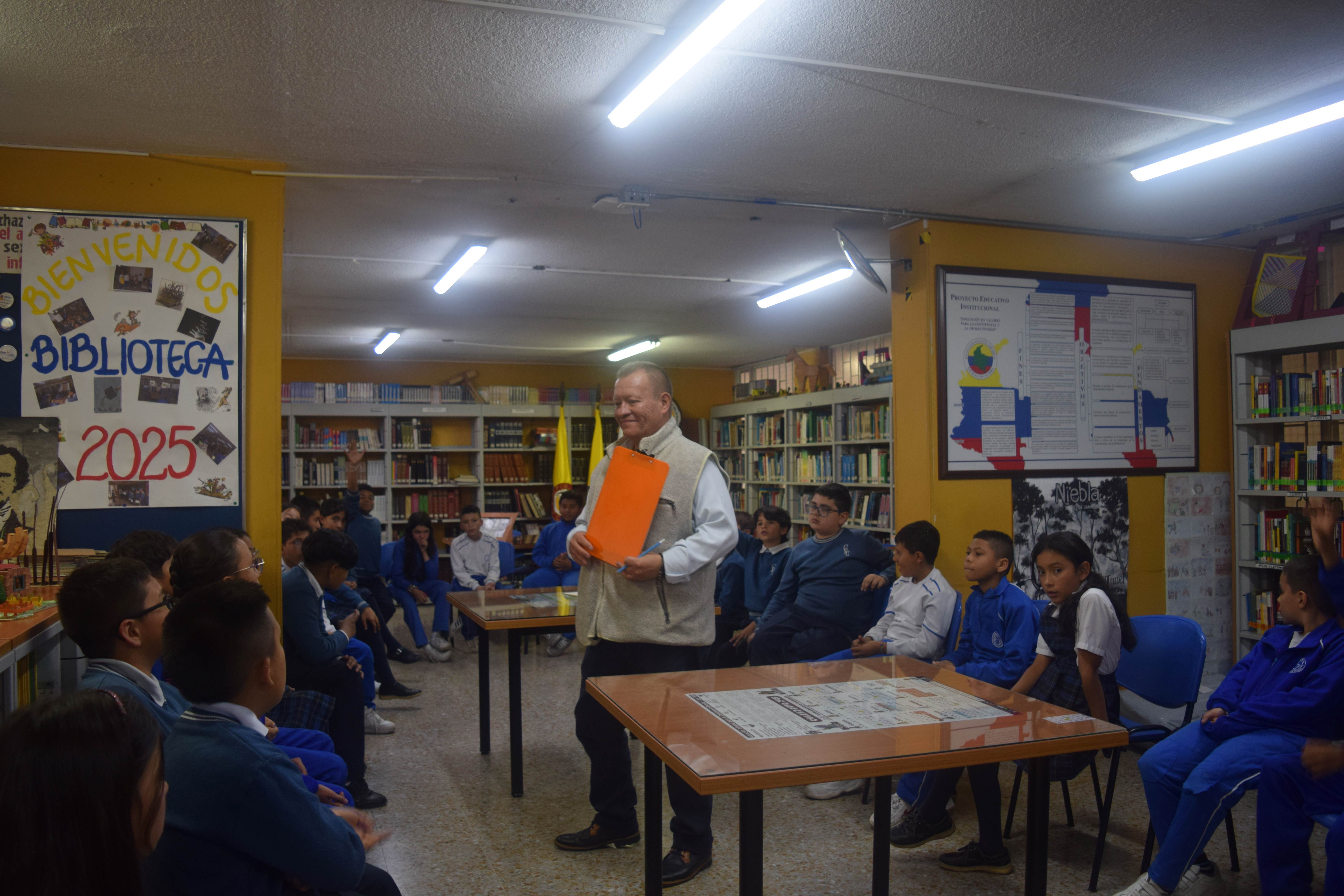 La biblioteca escolar es un espacio fundamental para el aprendizaje, la investigación y el desarrollo personal de nuestros estudiantes. Promover su uso significa abrir puertas al conocimiento, fortalecer los hábitos de lectura y fomentar la creatividad. Invitamos a toda la comunidad educativa a descubrir en la biblioteca un lugar de encuentro, donde cada libro es una oportunidad para crecer, soñar y ampliar horizontes