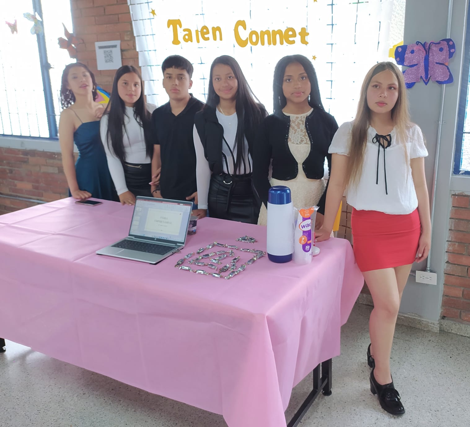 Estudiantes de decimo grado presentando sus proyectos