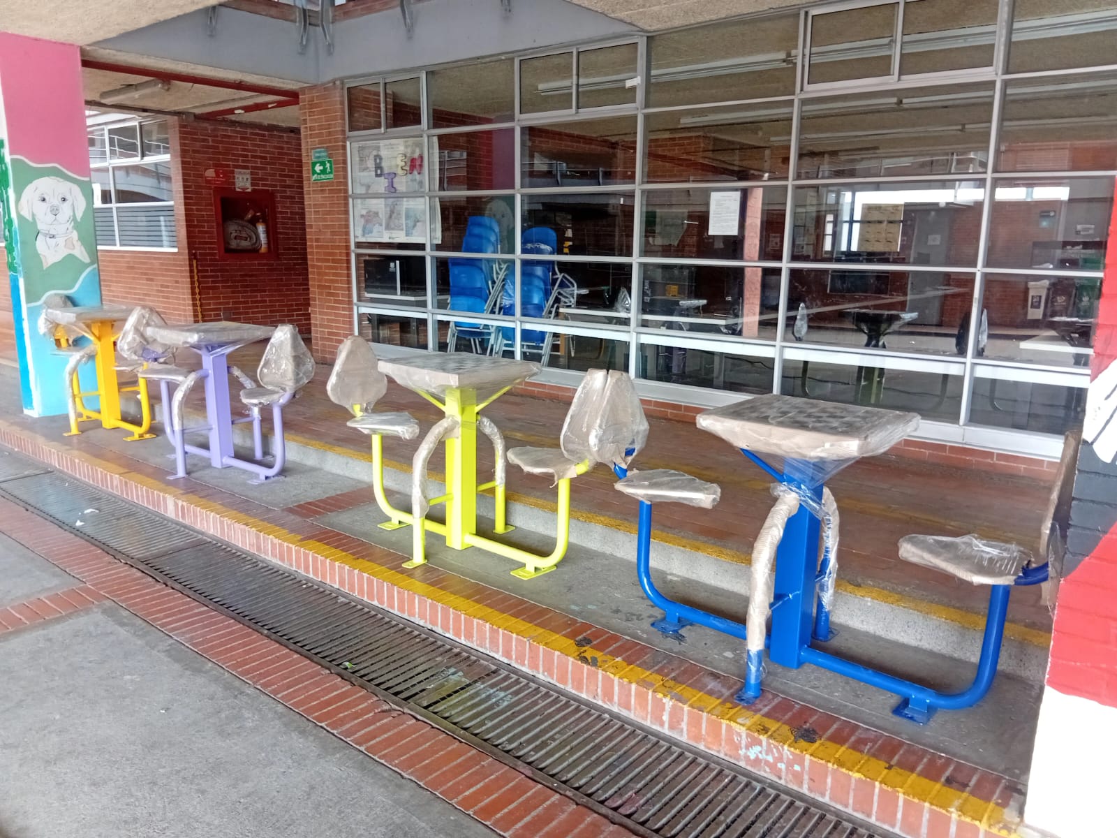 IED MANUEL ZAPATA OLIVELLA CON MESAS DE JUEGOS