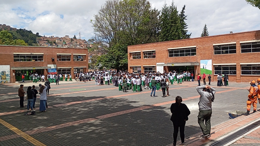 Simulacro de evacuación dirigido exclusivamente por los brigadistas sin el apoyo de los docentes