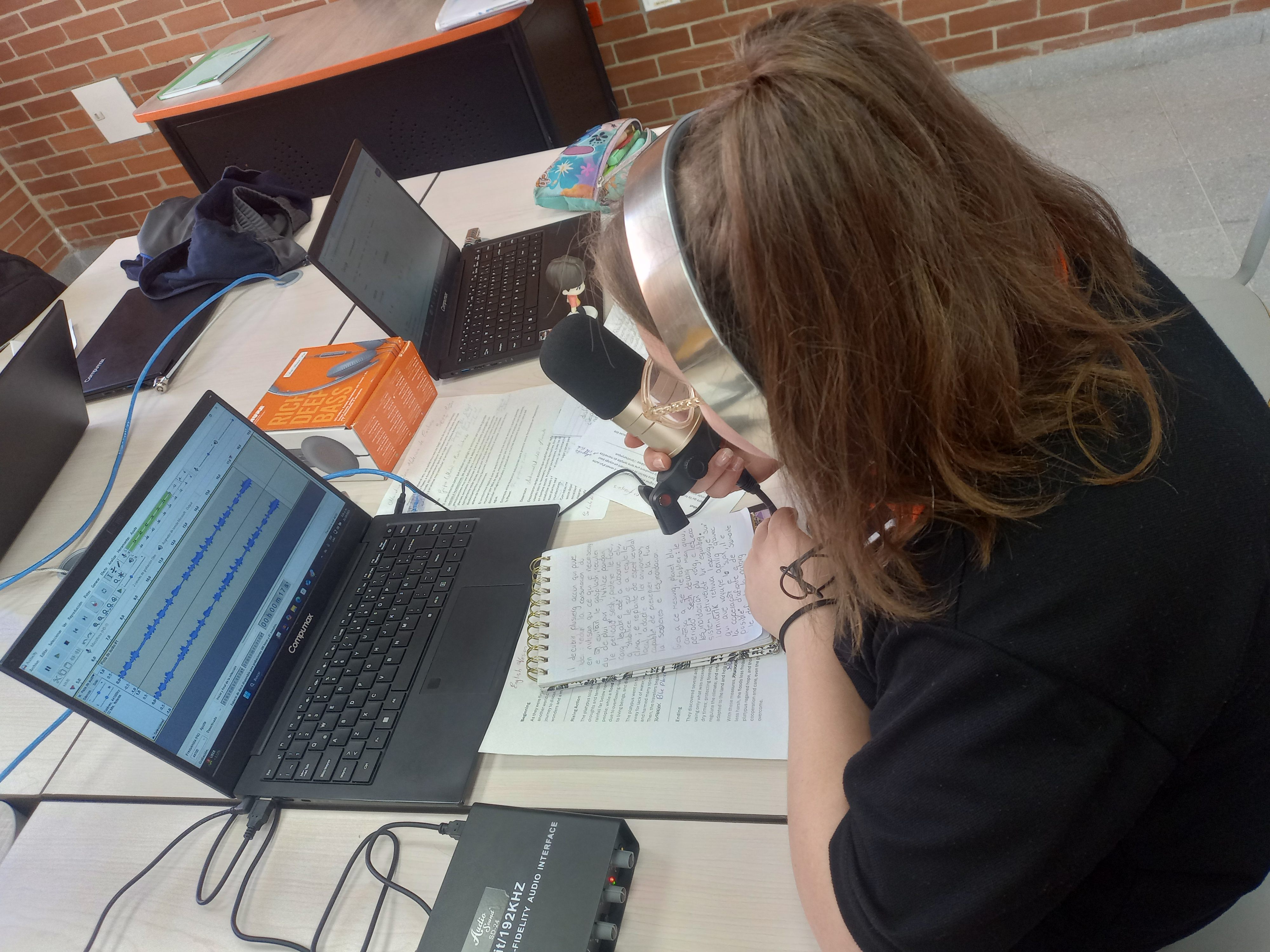 Estudiantes grabando y editando el video. 