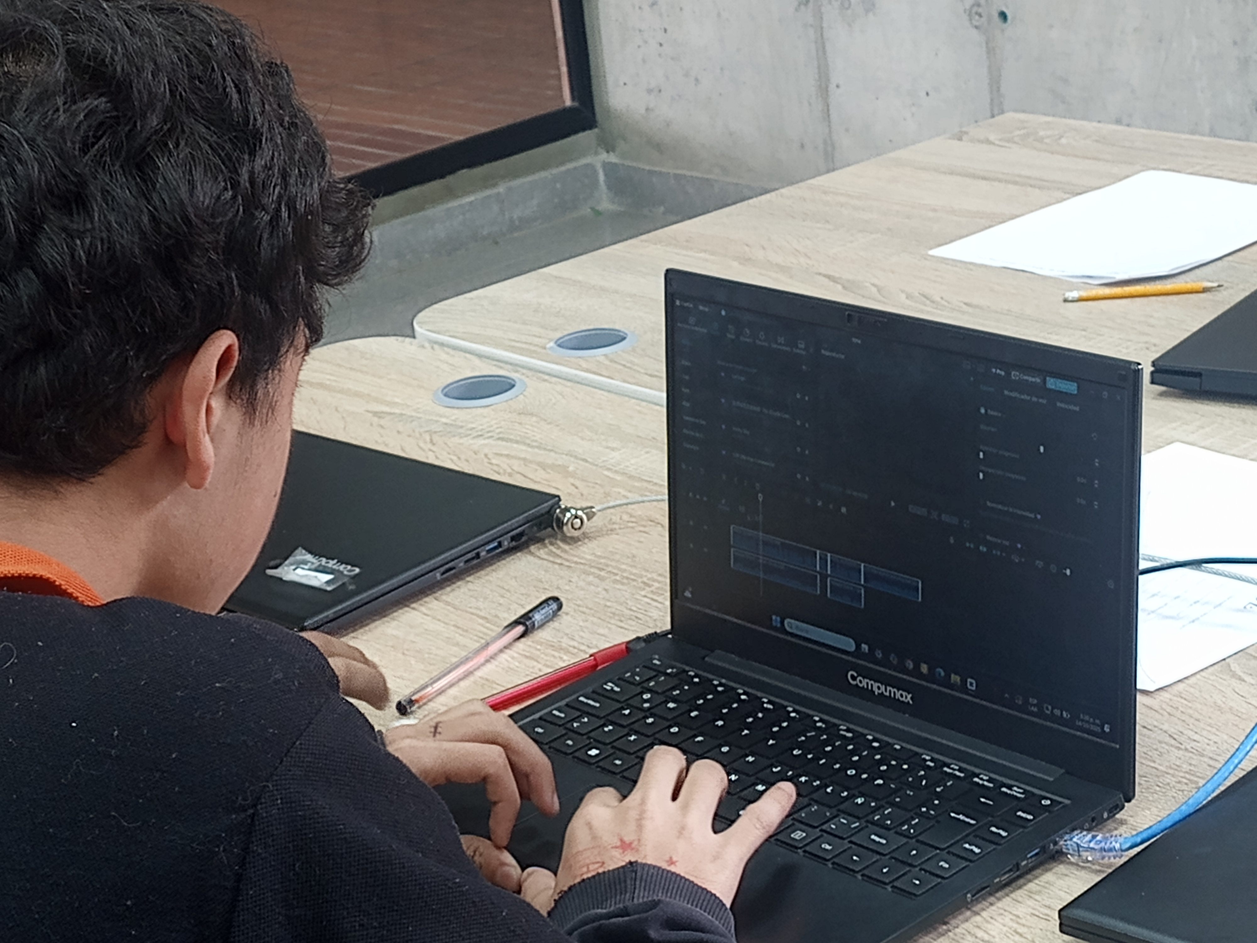 Estudiantes creando el contenido multimedia en sala de sistemas.