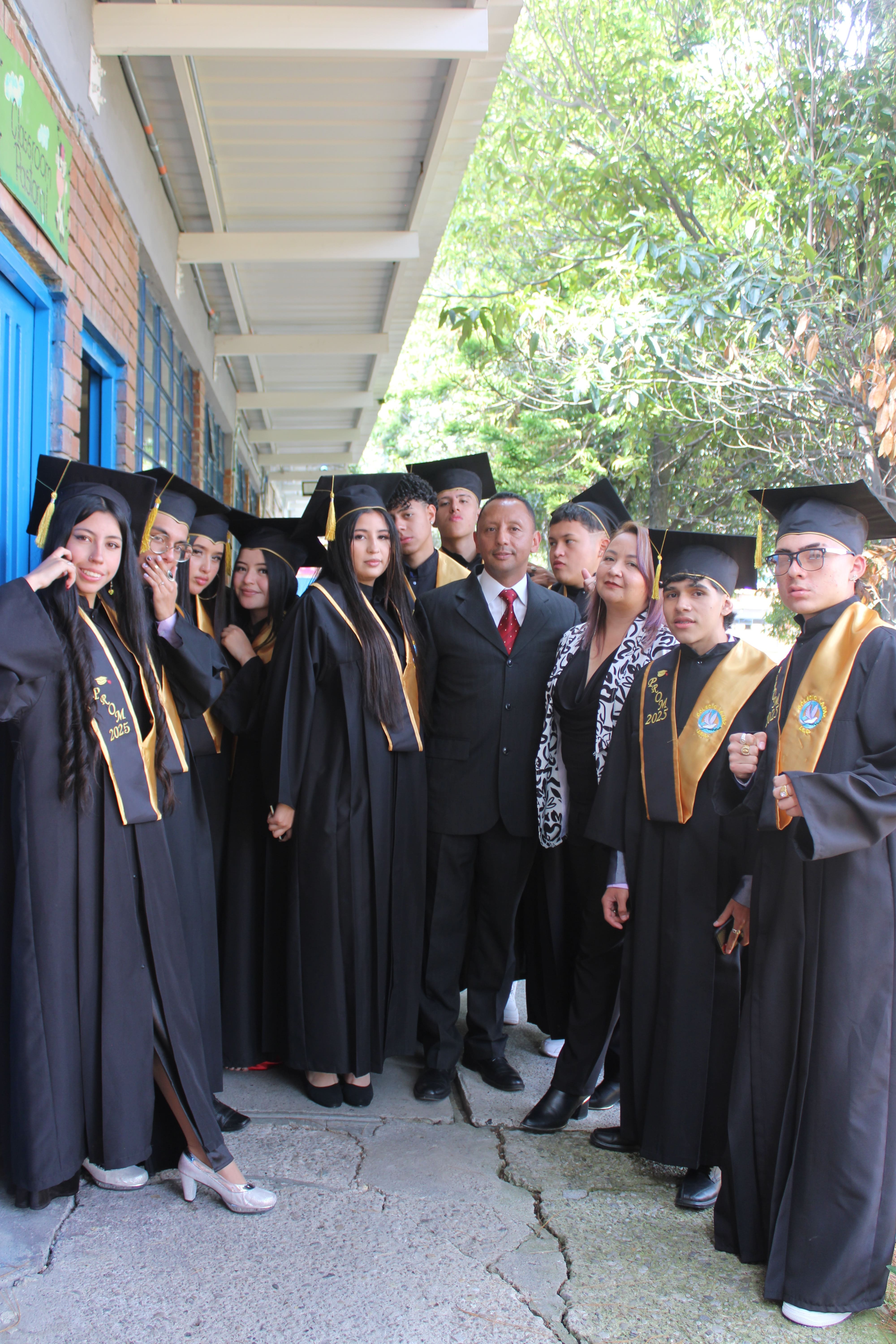 Grado once junto con el director de grupo y la rectora