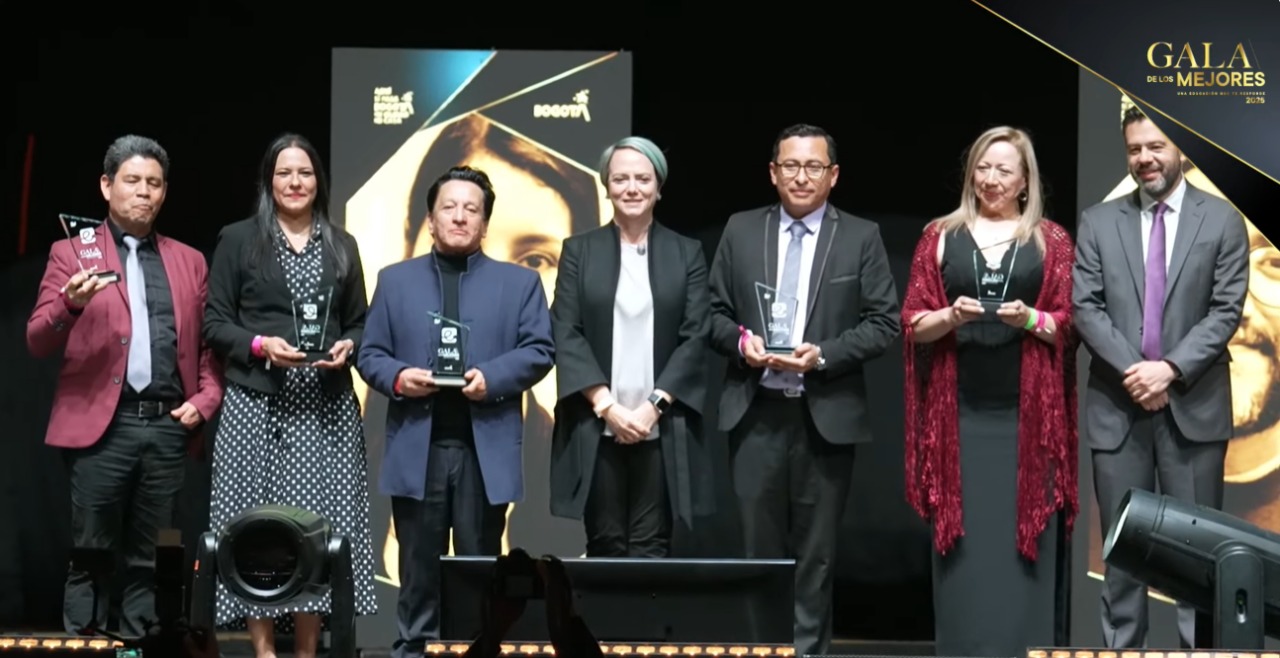 Imagen donde se muestra al señor alcalde, la secretaria de educación y los docentes premiados.