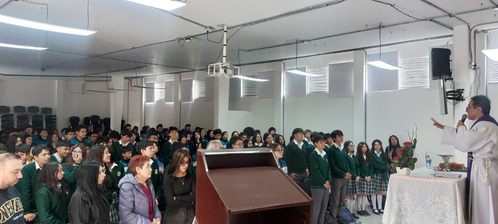 El Colegio San José Norte IED realizó un encuentro simbólico el pasado 3 de marzo para honrar la memoria del estudiante Julián Camilo Cristiano, brindando a la comunidad educativa un espacio de recogimiento, reflexión y acompañamiento a su familia. La institución reafirma su compromiso con el bienestar integral de sus estudiantes y la construcción de entornos basados en la empatía, el respeto y la solidaridad.