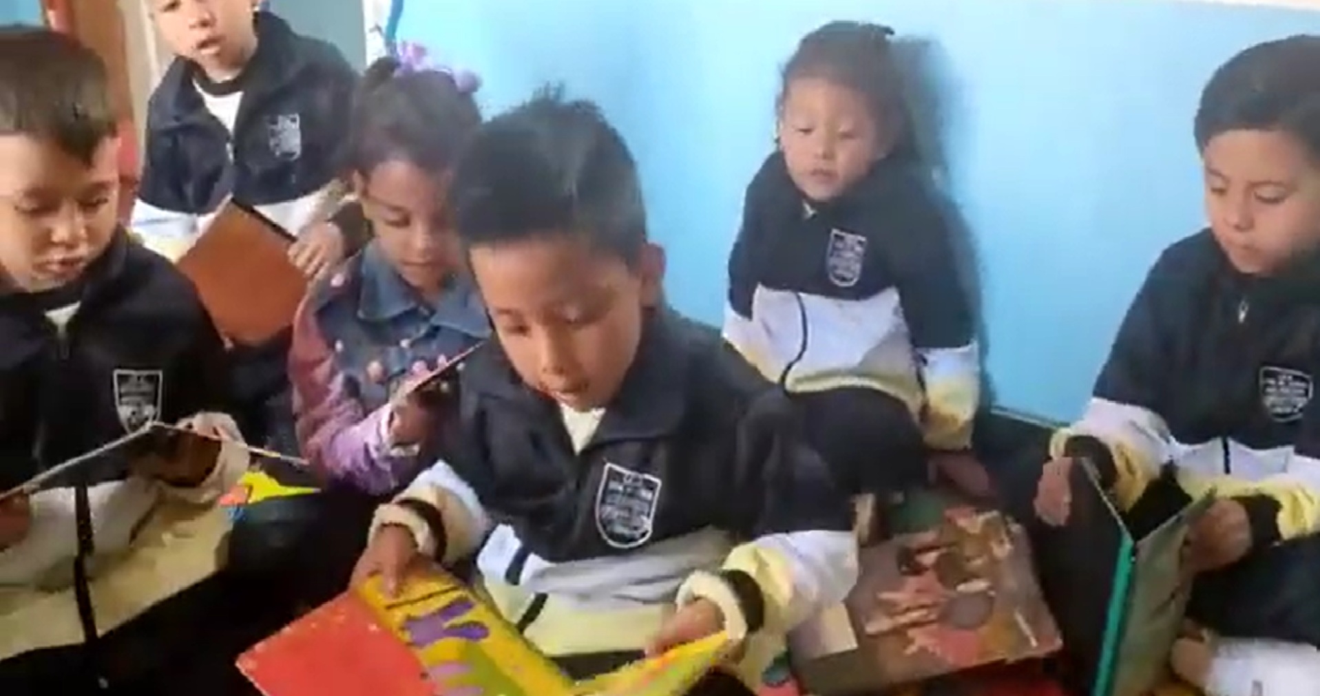 niños y niñas de transicion leyendo cuentos