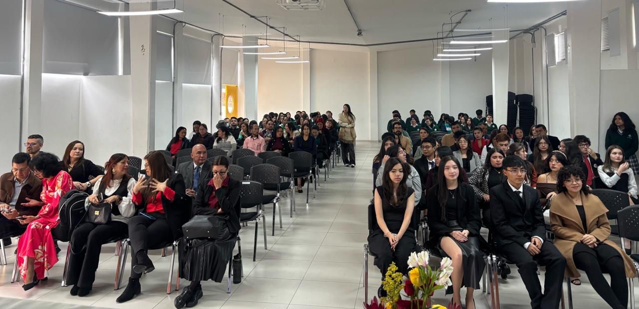 Con emoción y orgullo, el Colegio San José Norte IED celebró la graduación de su primera cohorte del Programa del Diploma del Bachillerato Internacional (IB), un logro histórico que demuestra el poder transformador de la educación pública cuando se apuesta por la calidad y la excelencia. Los 28 estudiantes de la promoción 2025 recibieron sus diplomas en un acto que destacó su esfuerzo, perseverancia y compromiso con los valores del IB. Yury Alexandra Salinas, coordinadora del Programa Diploma de Aspaen Gimn