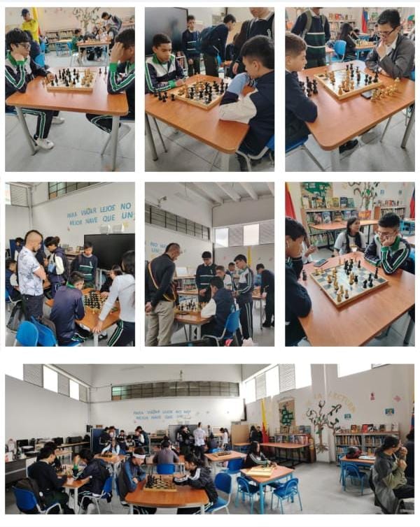 Estudiantes y docente jugando ajedrez.