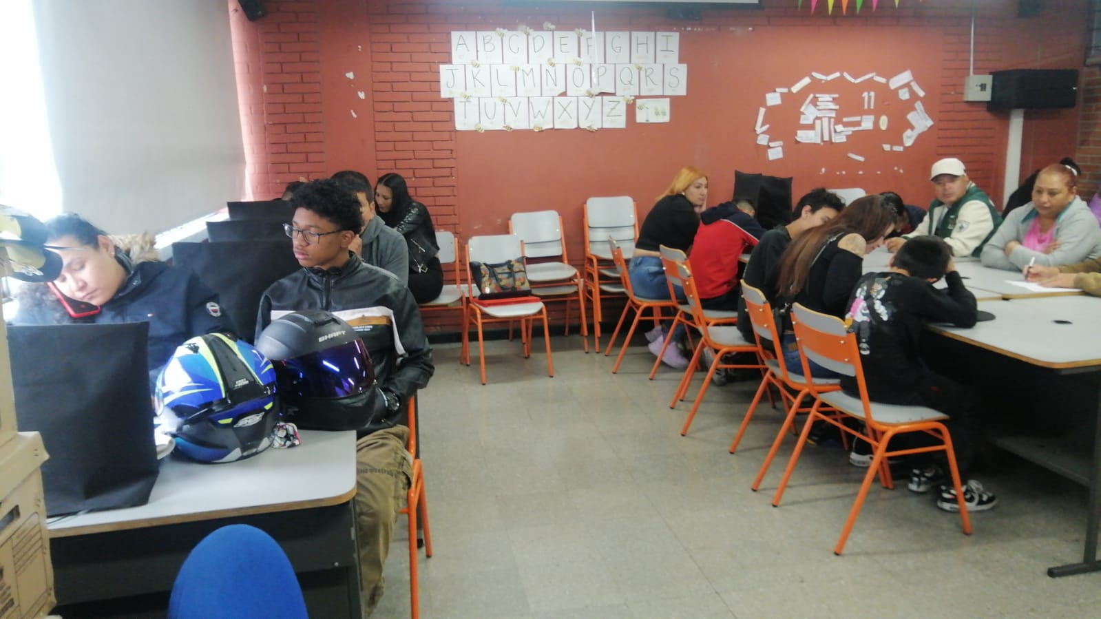 Padres y estudiantes en la jornada pedagógica.