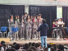 En el Concierto por la Paz del Colegio Charry IED, los grados octavo a once brillaron con un variado repertorio, destacando la interpretación de Claro de luna por el estudiante Roberto Ozuna.